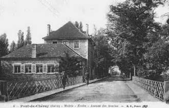 La mairie et le pont vers 1930