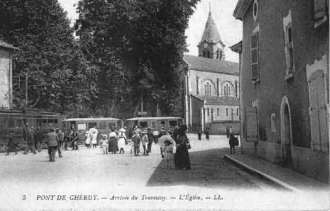 La place de l'église avec le tramway Jons - La Balme