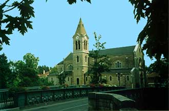 Le pont métallique et l'église de nos jours